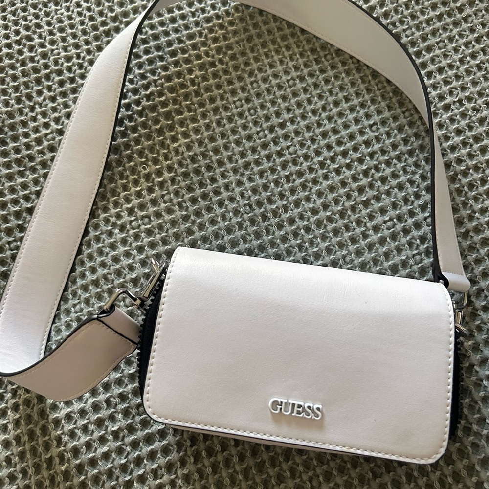 Guess White Crossbody Bag with Sleek Design